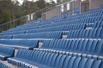 Obraz premium Sporttribüne mit leeren Sitzreihen