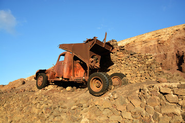 derrumbe de un muro de piedra sobre un vehiculo