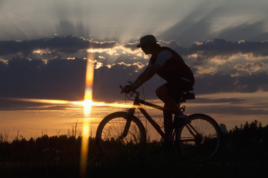 Radfahrer bei Sonnenuntergang