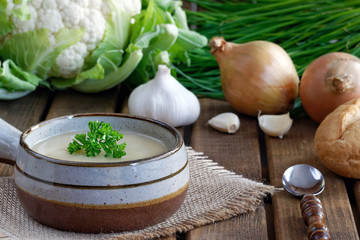 Fresh cauliflower soup with onions, garlic and parsley