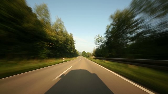 zeitraffer Fahrt auf Landstra&szlig;e