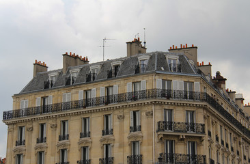 Fototapeta na wymiar Immeubles parisiens