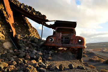 coche fantasma en el desierto