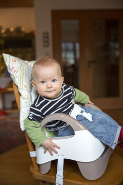 Hochstuhl mit Baby