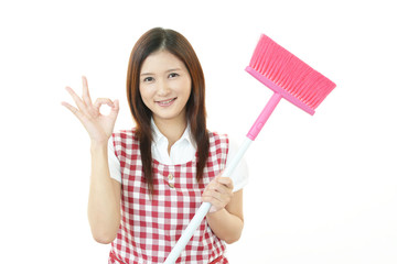 掃除をする笑顔の女性