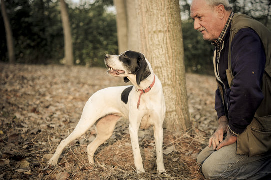 Cane da tartufo con il suo padrone