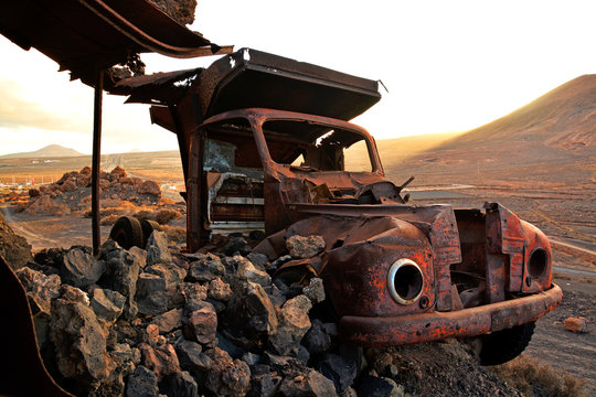 coche fantasma en el desierto