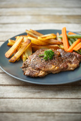 Steak de boeuf et frites
