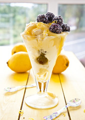 Dessert mit Brombeeren