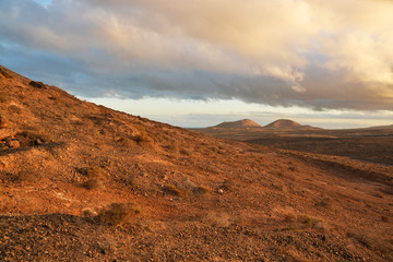 Panorámica de un paisaje desértico de Lanzarote