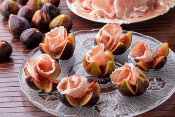 Fichi con roselline di culatello