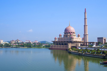Naklejka premium Putra Mosque in Putrajaya, Malaysia