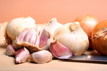 Zwiebeln und Knoblauch