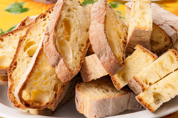 Pane casereccio affettato nel piatto