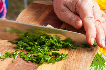 Preparazione trito di prezzemolo e aglio