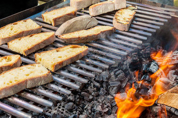 Fette di pane sul barbecue per la bruschetta