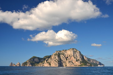 Malowniczy letni pejzaż wyspy Capri we Włoszech - obrazy, fototapety, plakaty