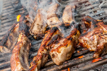 Costine di maiale sul barbecue