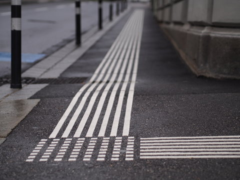 Leitsystem - tastbare Linien verbessern Orientierung von blinden Menschen 