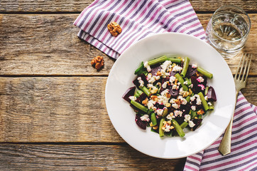 salad with roasted beets, green beans, walnuts and goat cheese