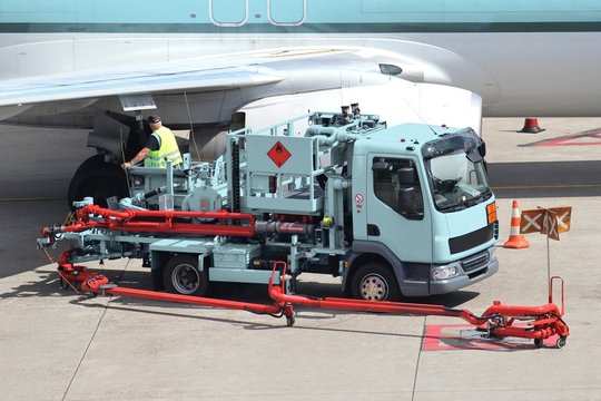 Betankung eines Flugzeugs