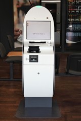 Check In Automat in einem Flughafenterminal