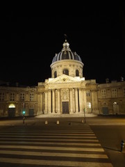 Fototapeta na wymiar Paseo nocturno por París