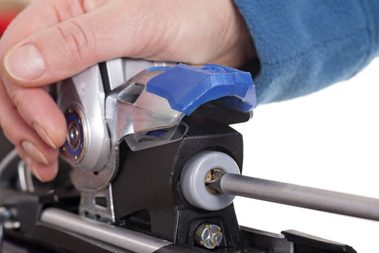 adjusting ski binding release setting