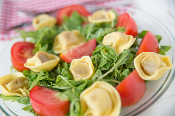 Gebackener Hühnerschenkel mit Salat
