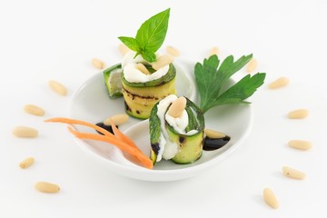 involtini di zucchine grigliate con formaggio e pinoli