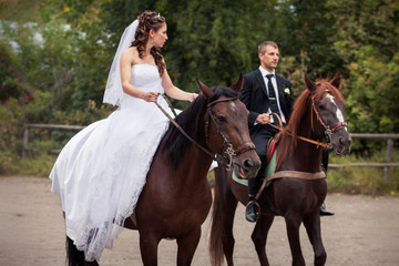Fototapeta premium wedding couple on horses