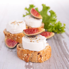 bread with goat cheese and fresh fig