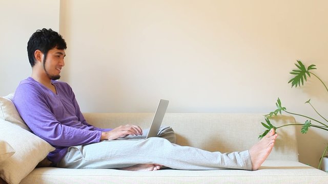 ソファでPCを使う男性1