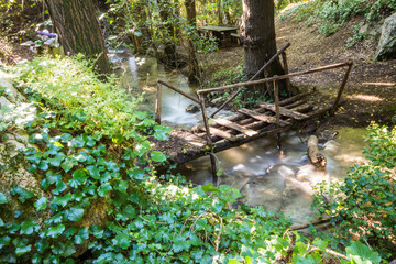 Obraz premium Ponticello di legno sul fiume Menotre