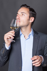 Sommelier probiert ein Glas Wei&szlig;wein