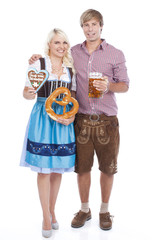 Hübsches Paar in Tracht mit Bier und Brezn