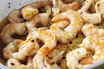 Scampis in Knoblauch Öl und Kräutern, Nahaufnahme