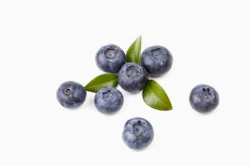 Blaubeeren  auf weissem Untergrund