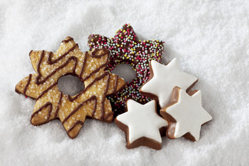 Schokosterne und Zimtsterne im Kunstschnee