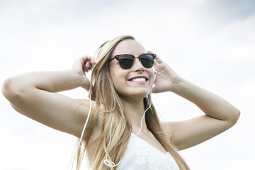 Junge Frau hört Musik , Froschperspektive