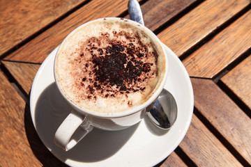 Cappucchino mit Kakostreusel auf einem Tisch im Restaurant