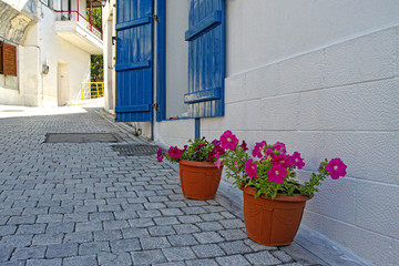 Fototapeta na wymiar Beautiful white streets of Greece