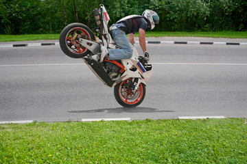 Obraz premium Sztuczka na motocyklu