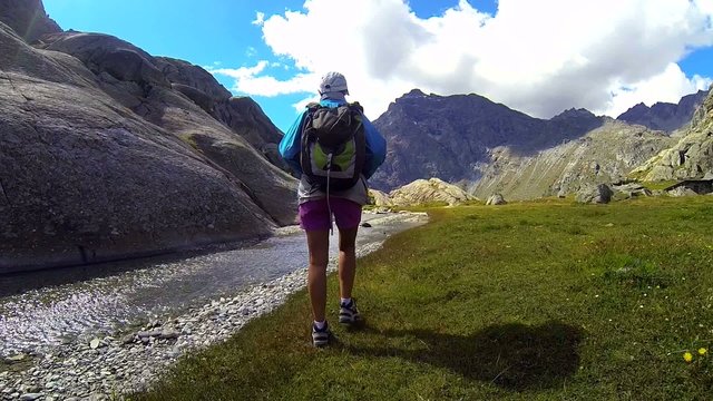 escursione sulla riva di un torrente di alta montagna