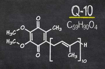 Schiefertafel mit der chemischen Formel von Coenzym Q10