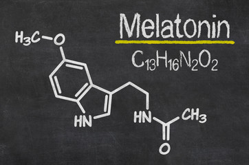 Schiefertafel mit der chemischen Formel von Melatonin