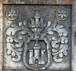 sculpture sur la façade extérieure de l'église de splügen