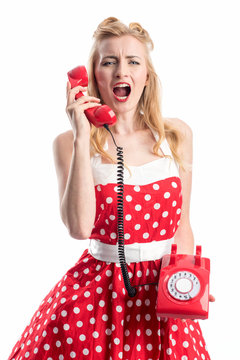Blonde Frau schreit in den Telefonhörer