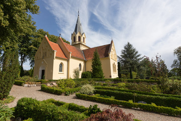 Fototapeta na wymiar Kirche im Garten