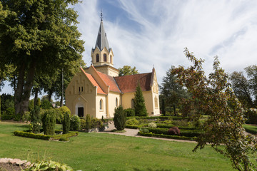 Kirche und Bäumchen